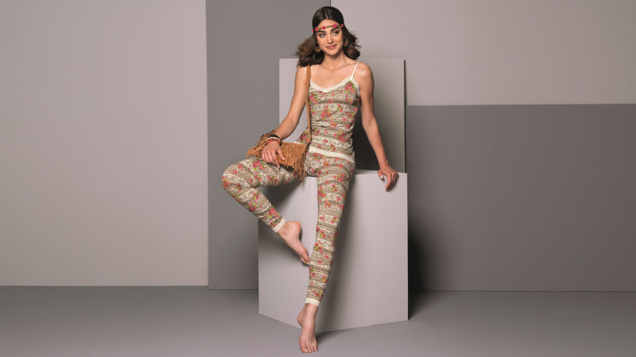 Le caraco, la tenue indispensable du moment !