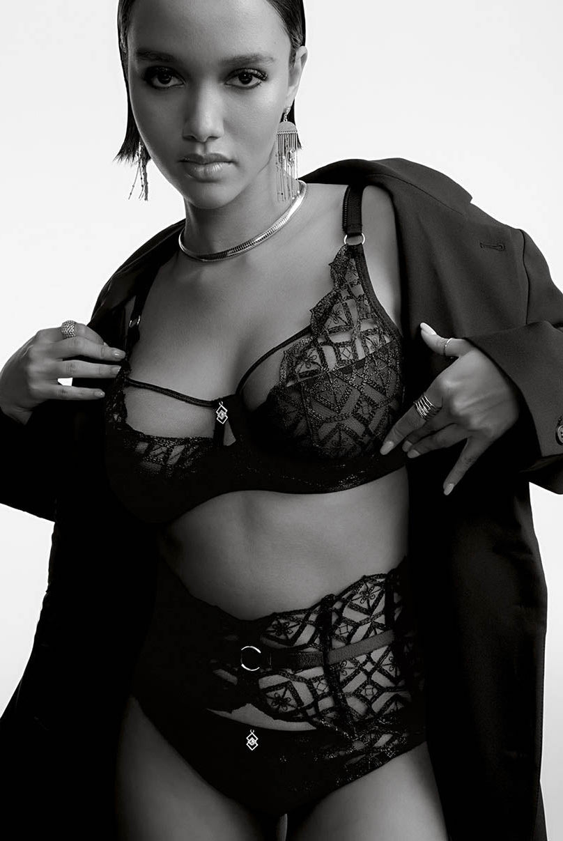 Sense of illusion Black