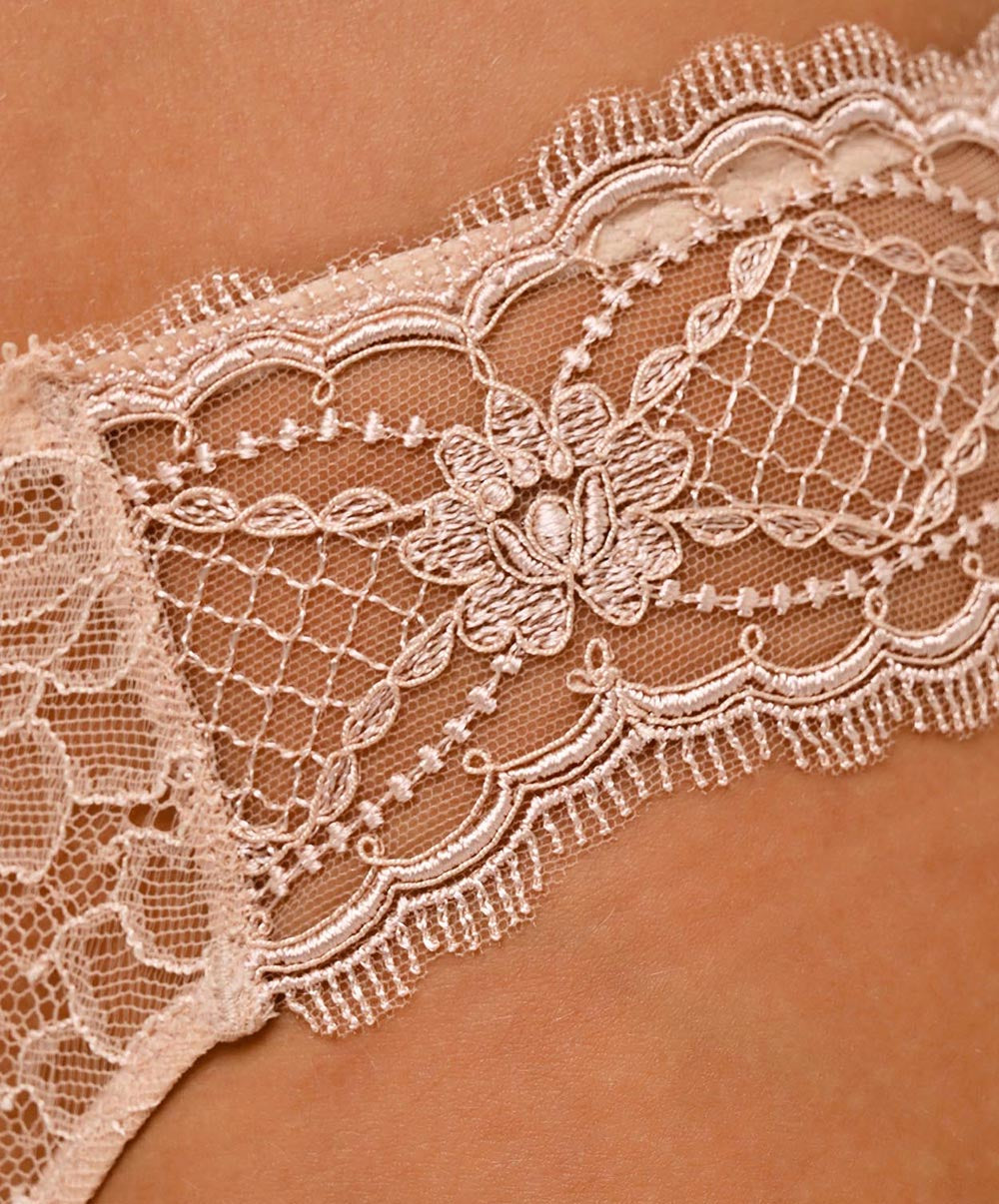 String Lise Charmel Sublime en Dentelle nude sublime ACH0013-NS