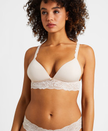 LINGERIE : Bralette triangle bra with moulded cups wire free