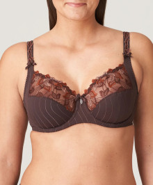 Generous Cups : Full-cup underwired bra