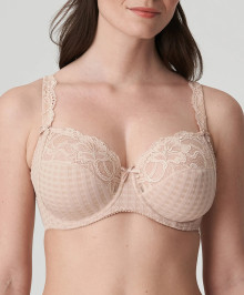 Generous Cups : Full coverage underwired bra w.lace