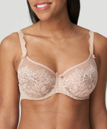 Generous Cups : Full cup lace bra with wires